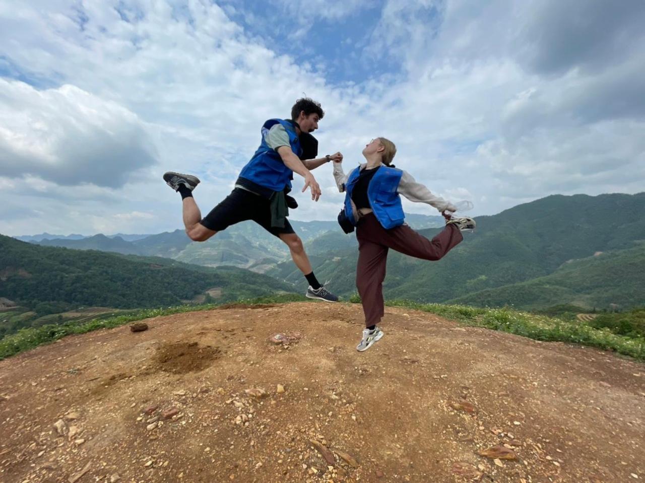 Yolo Ha Giang Adventures, Motorbike And Loop Tours Hotel Bagian luar foto