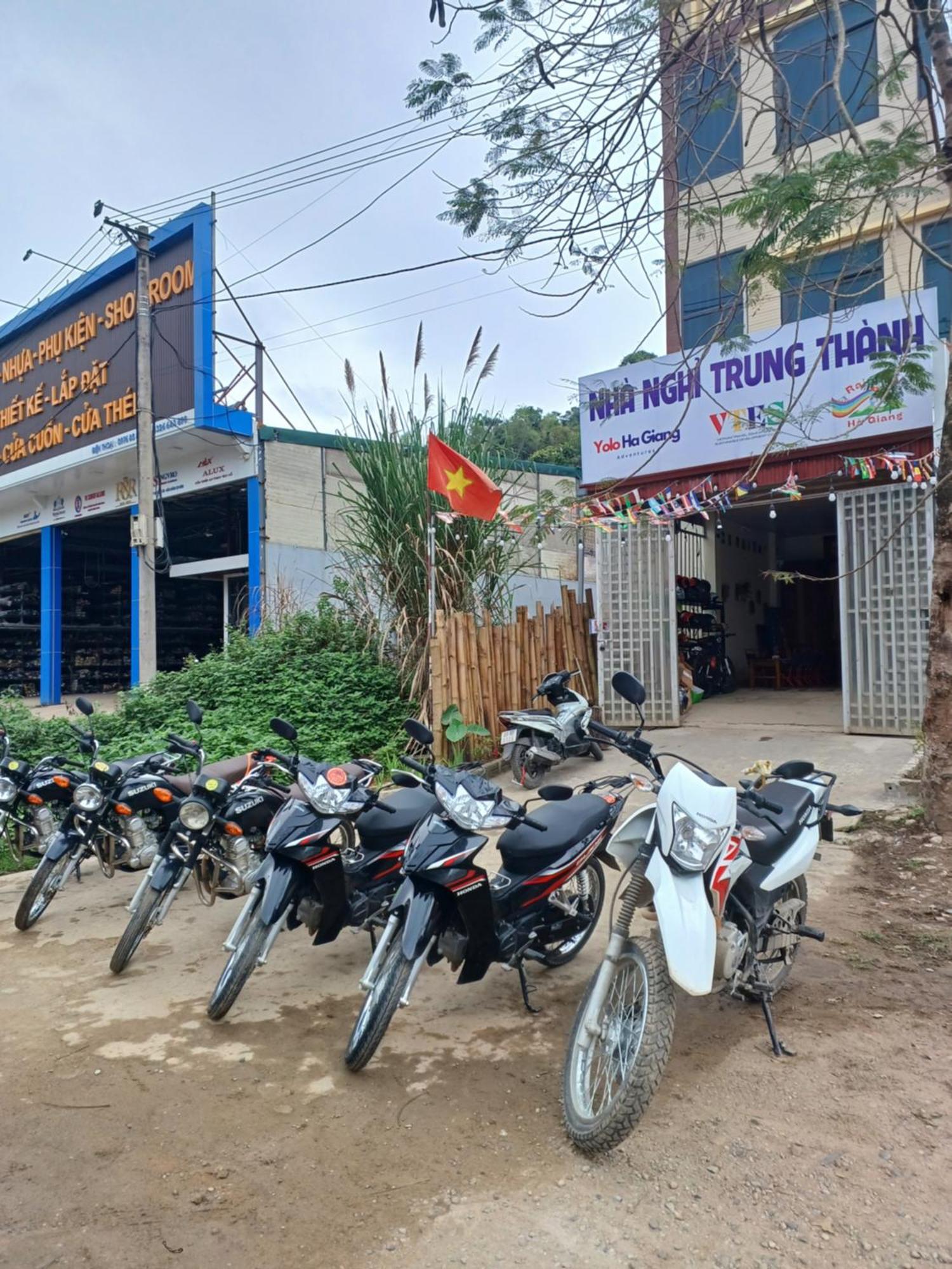 Yolo Ha Giang Adventures, Motorbike And Loop Tours Hotel Bagian luar foto