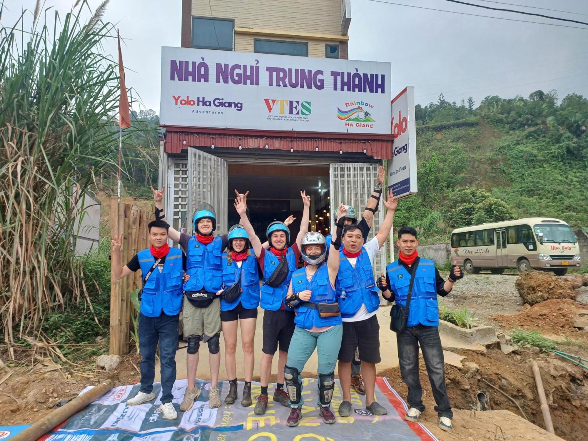 Yolo Ha Giang Adventures, Motorbike And Loop Tours Hotel Bagian luar foto