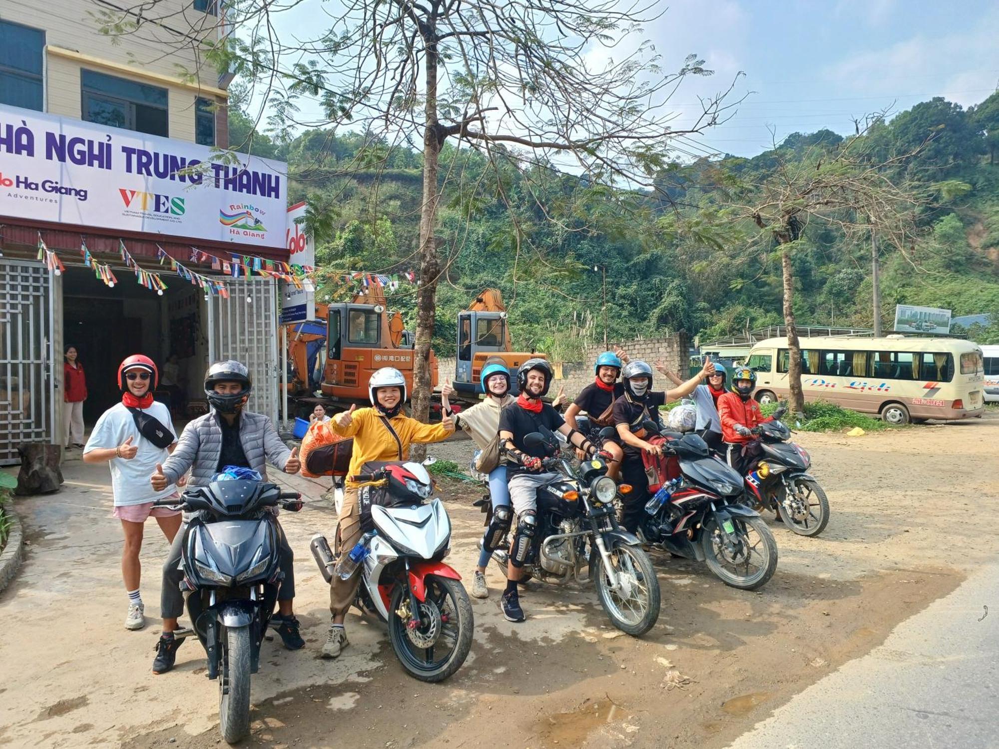 Yolo Ha Giang Adventures, Motorbike And Loop Tours Hotel Bagian luar foto