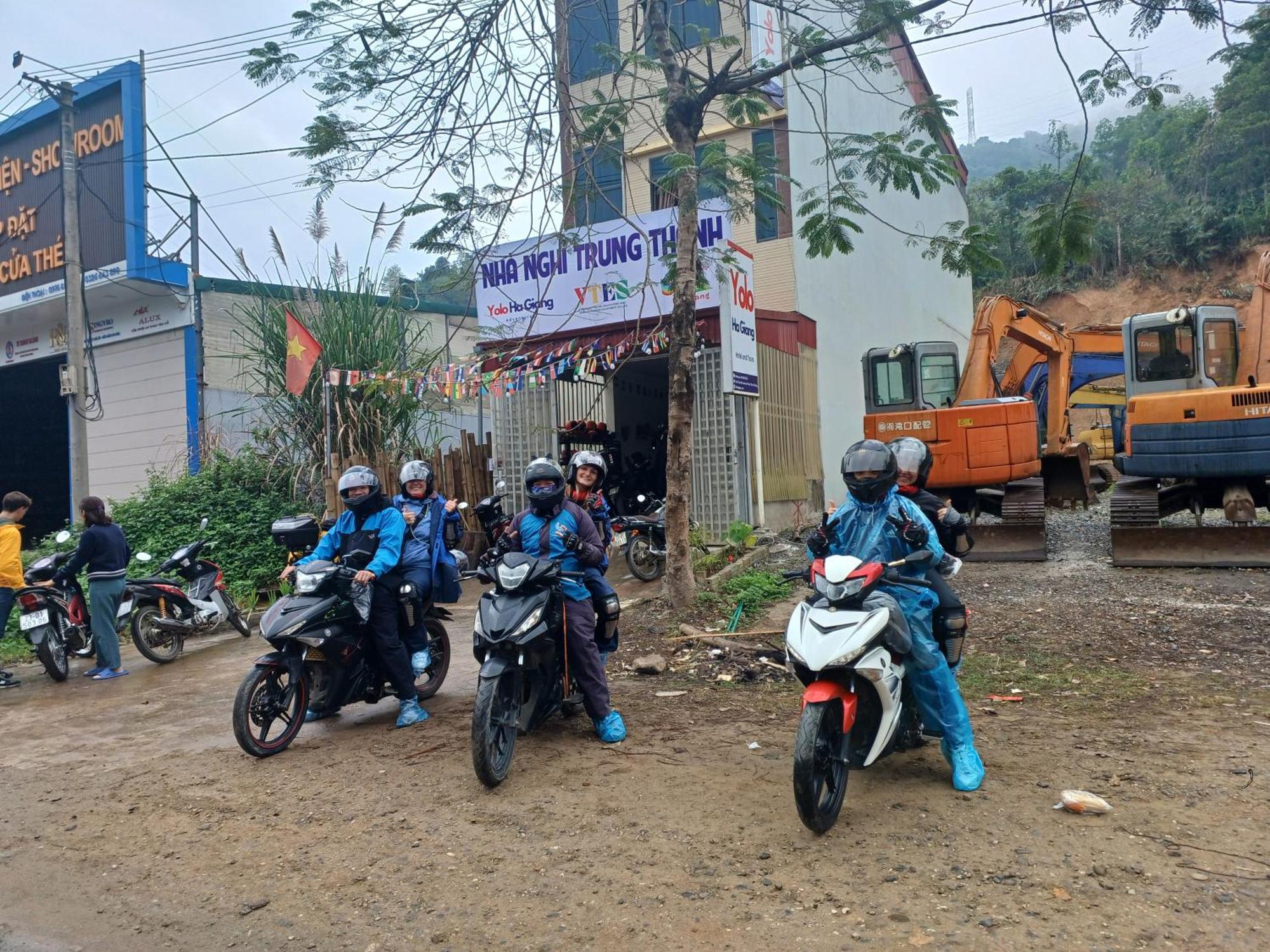 Yolo Ha Giang Adventures, Motorbike And Loop Tours Hotel Bagian luar foto