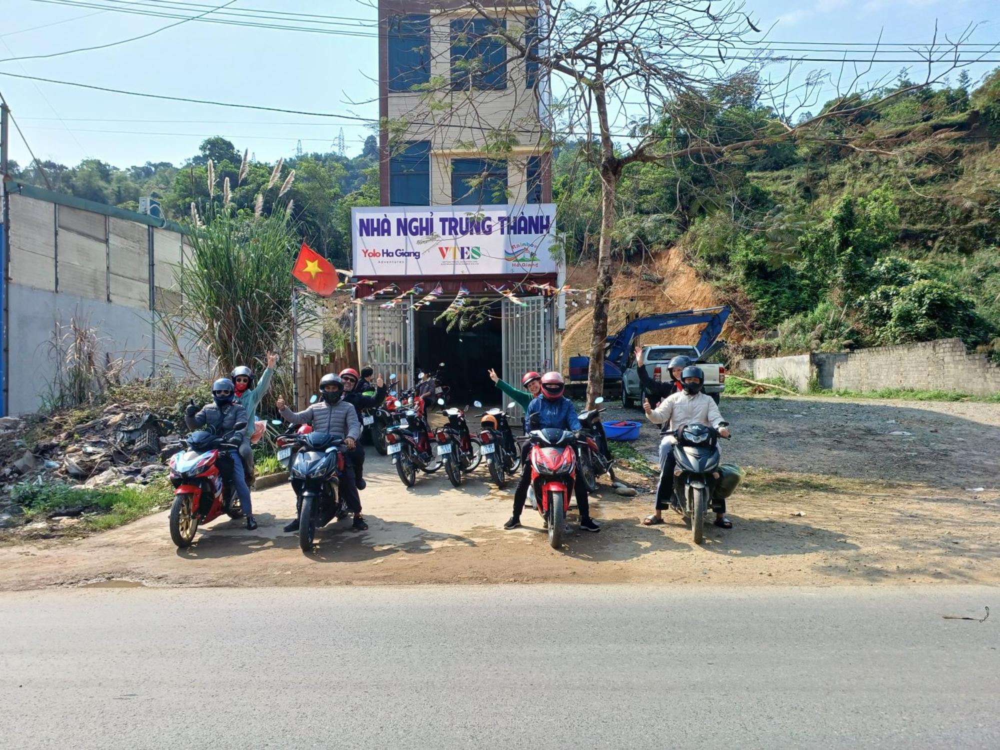 Yolo Ha Giang Adventures, Motorbike And Loop Tours Hotel Bagian luar foto
