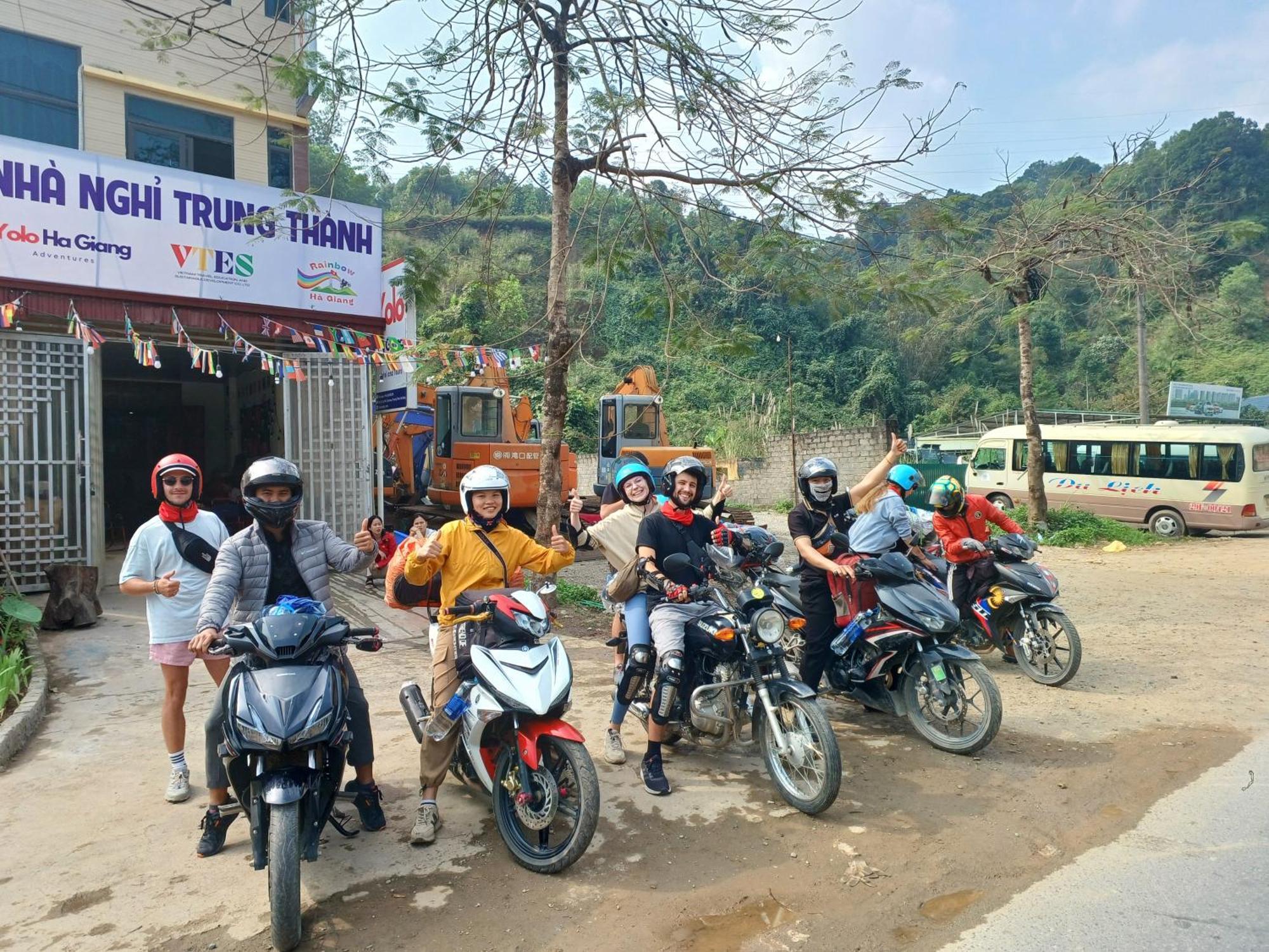 Yolo Ha Giang Adventures, Motorbike And Loop Tours Hotel Bagian luar foto