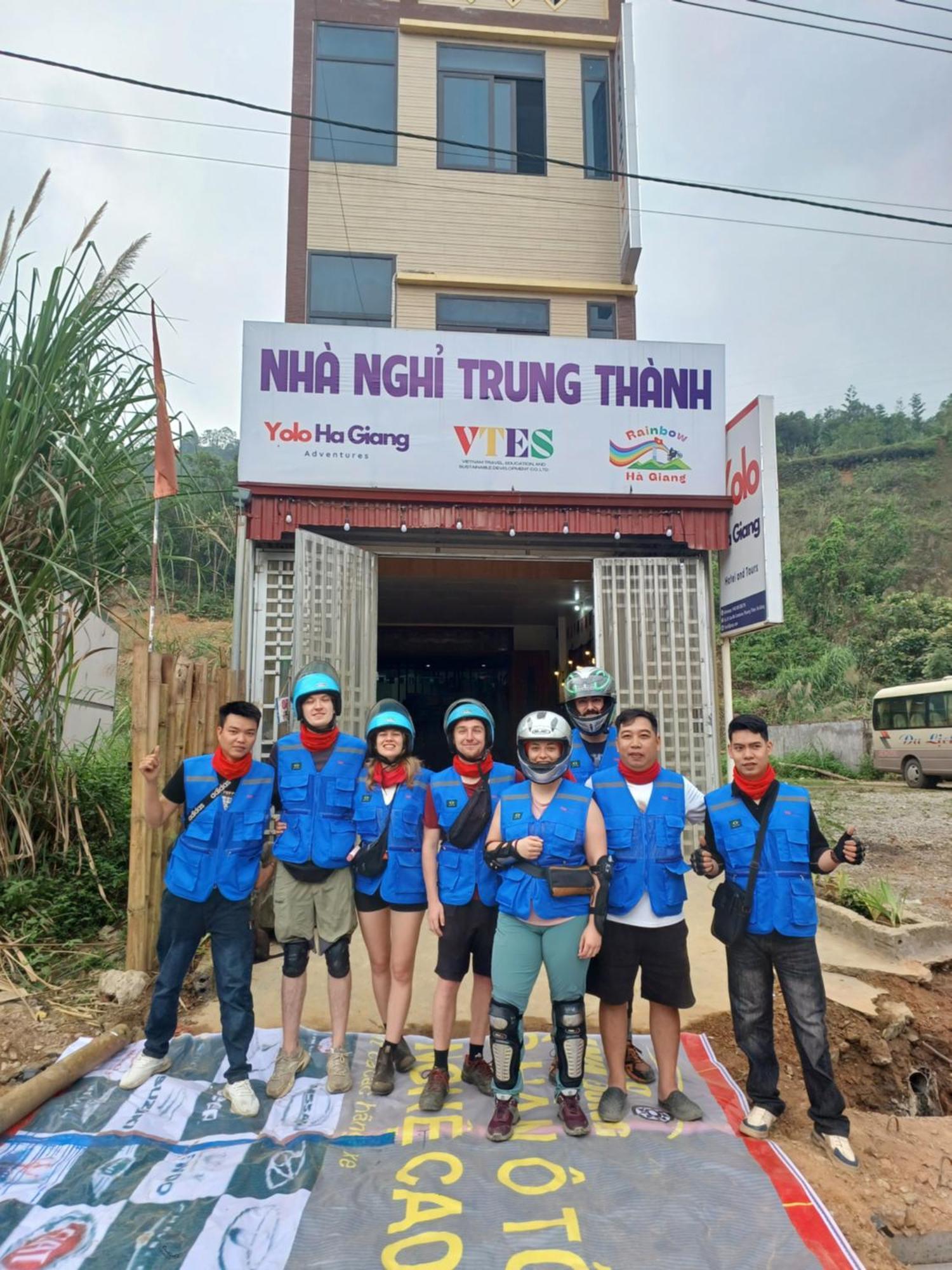 Yolo Ha Giang Adventures, Motorbike And Loop Tours Hotel Bagian luar foto