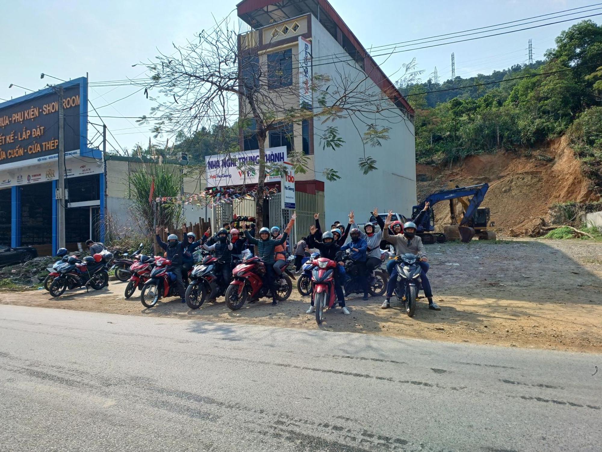 Yolo Ha Giang Adventures, Motorbike And Loop Tours Hotel Bagian luar foto