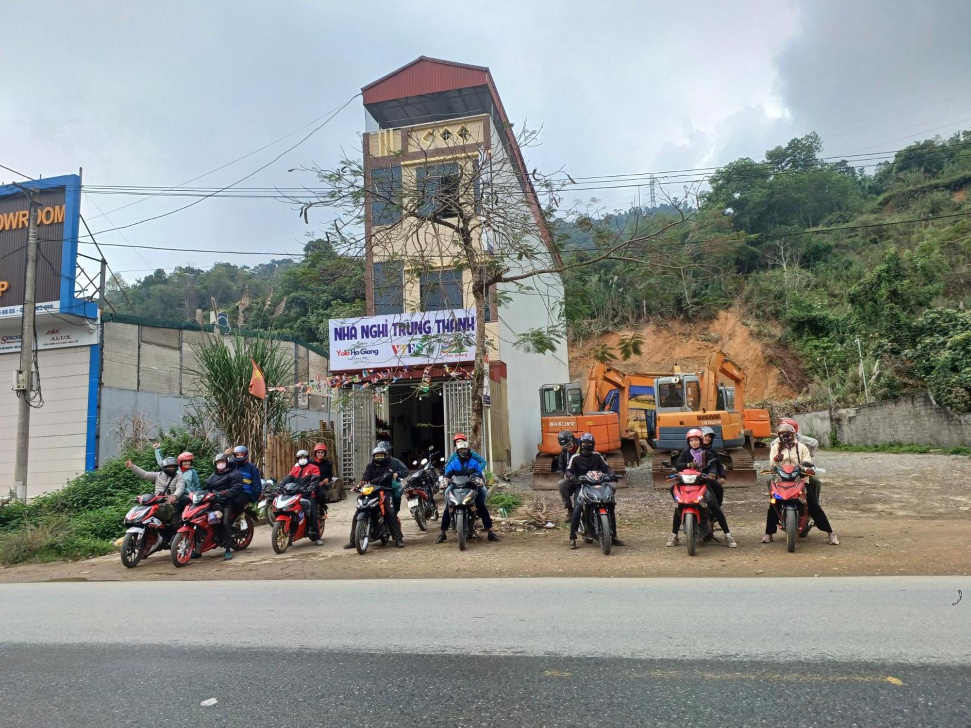 Yolo Ha Giang Adventures, Motorbike And Loop Tours Hotel Bagian luar foto