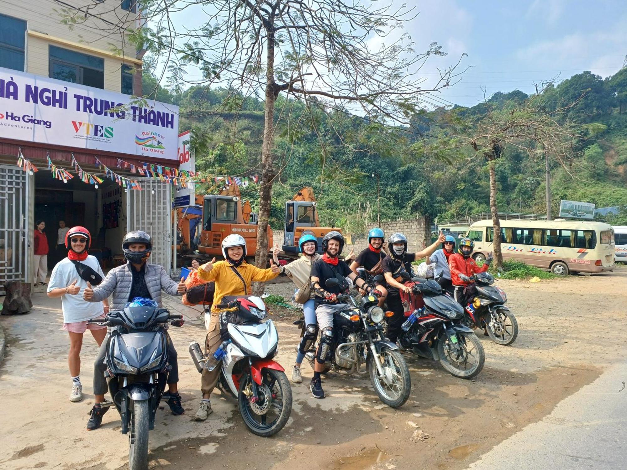 Yolo Ha Giang Adventures, Motorbike And Loop Tours Hotel Bagian luar foto