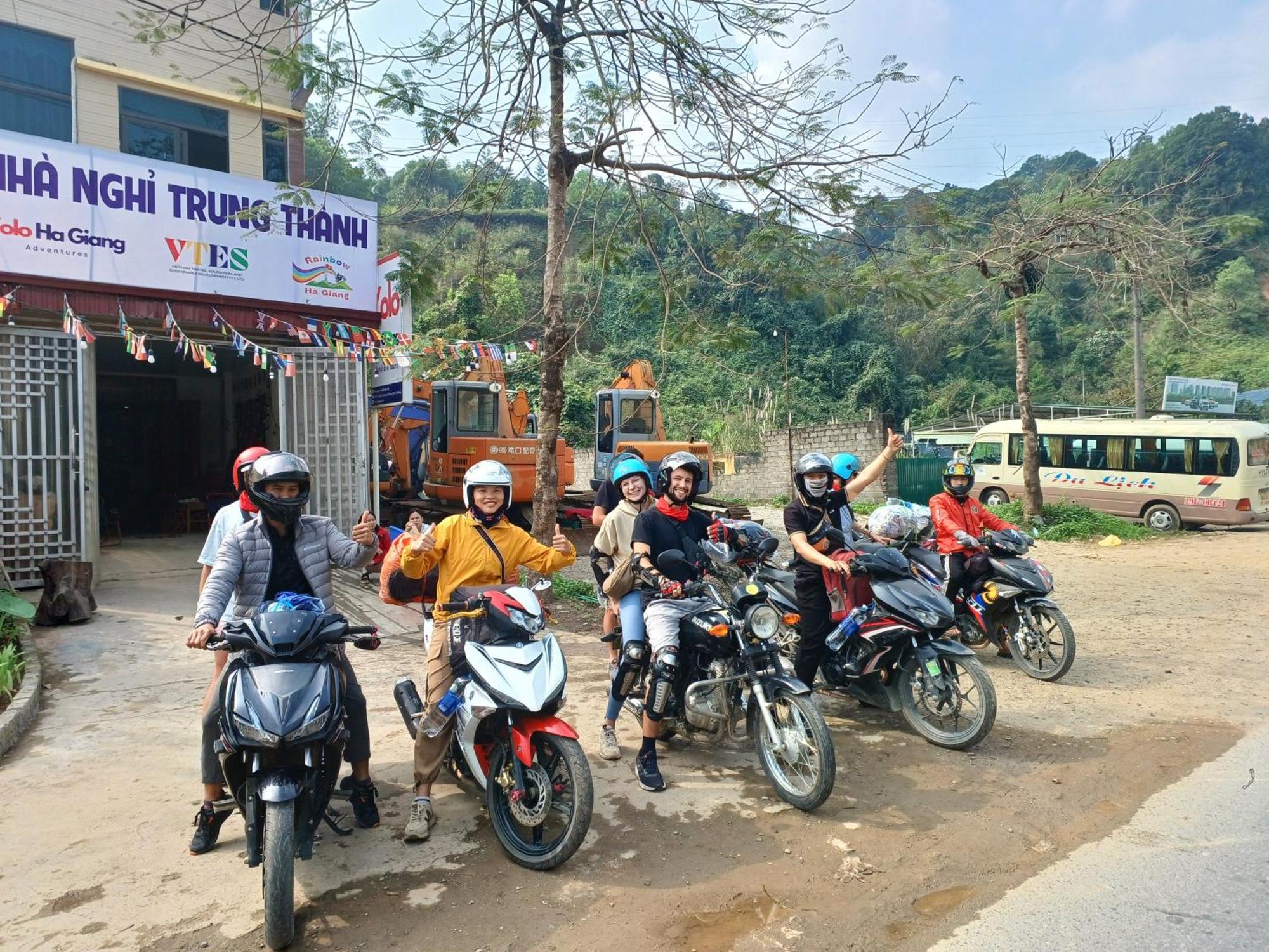 Yolo Ha Giang Adventures, Motorbike And Loop Tours Hotel Bagian luar foto