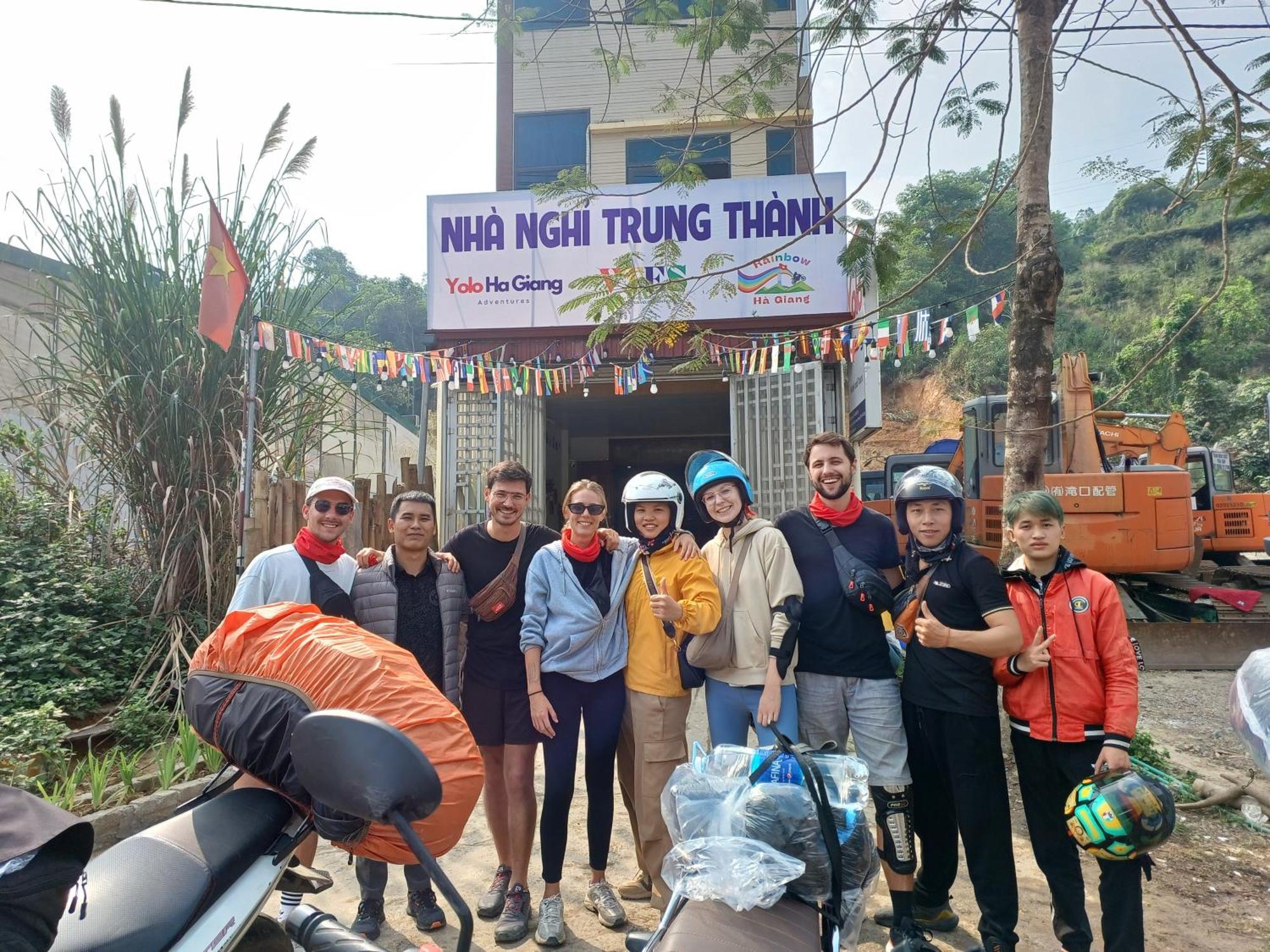 Yolo Ha Giang Adventures, Motorbike And Loop Tours Hotel Bagian luar foto