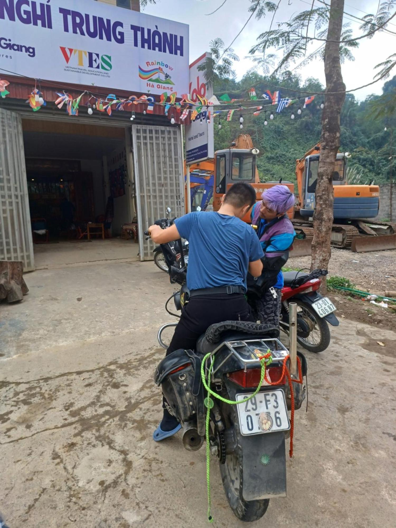 Yolo Ha Giang Adventures, Motorbike And Loop Tours Hotel Bagian luar foto