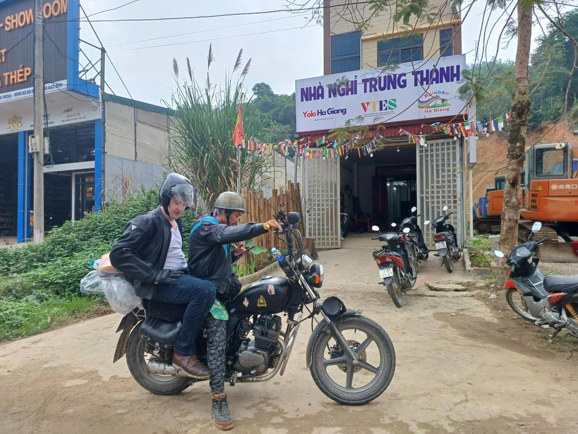 Yolo Ha Giang Adventures, Motorbike And Loop Tours Hotel Bagian luar foto