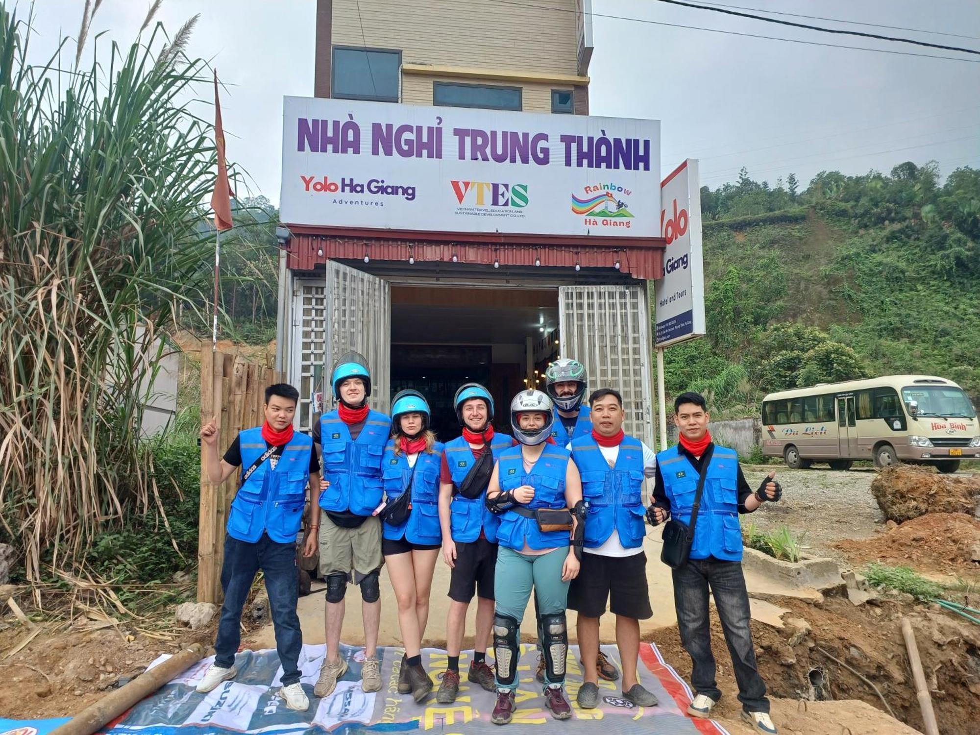 Yolo Ha Giang Adventures, Motorbike And Loop Tours Hotel Bagian luar foto